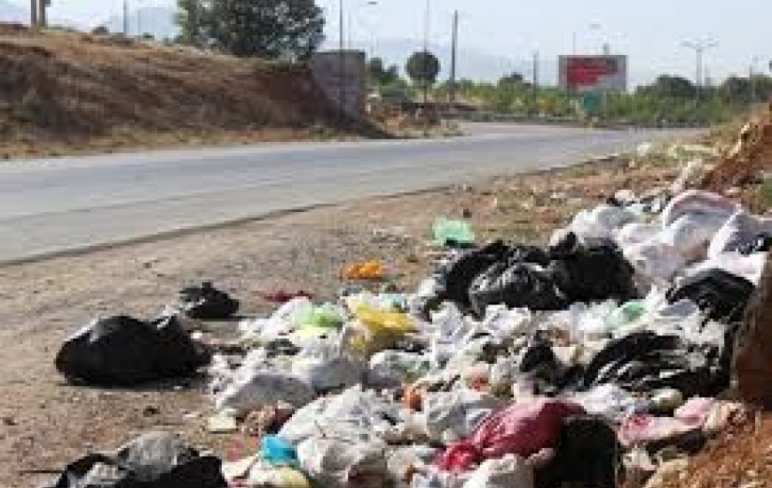 چهره شهر خاش و روستاهای همجوار به دلیل وجود زباله‌ها زشت شده است