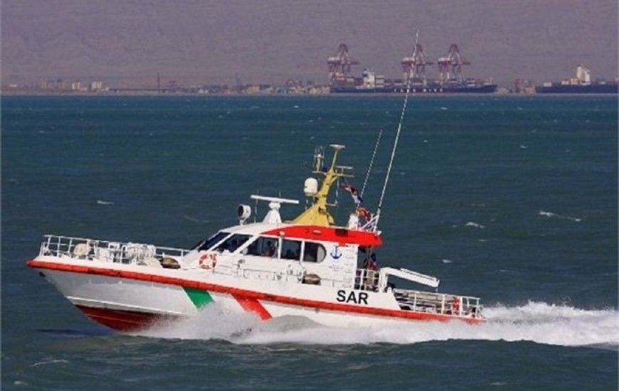 دو سرنشين شناور صيادی گرفتار در آب های دريای عمان نجات  یافتند