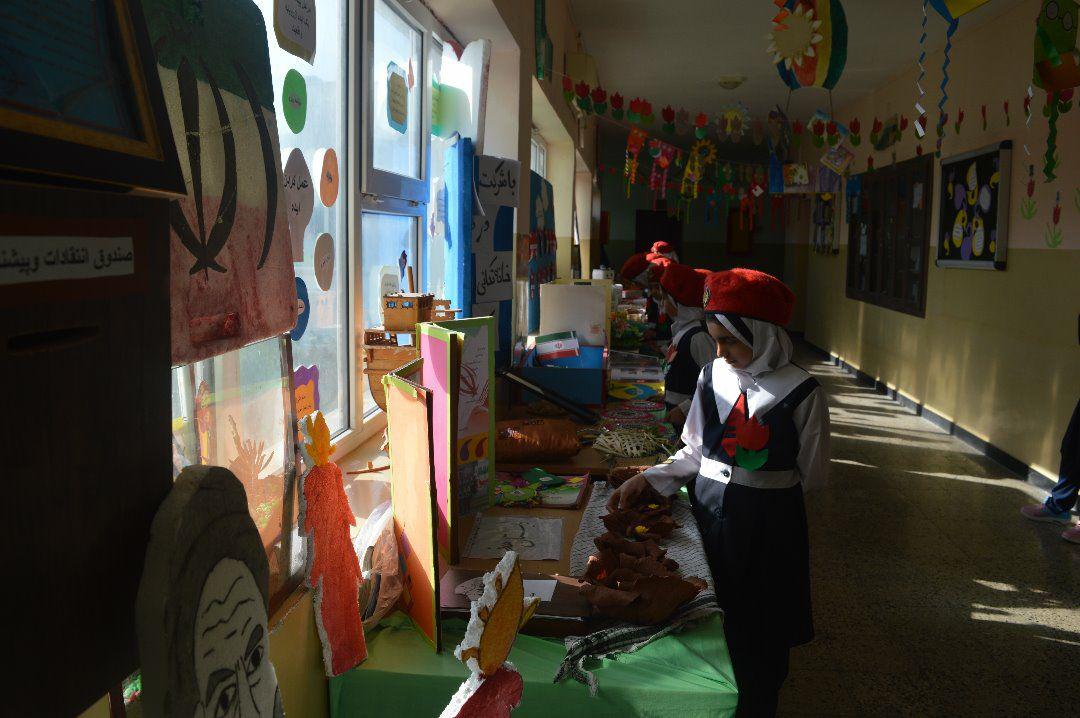 نمایشگاه کاردستی های انقلابی دانش آموزان چابهاری