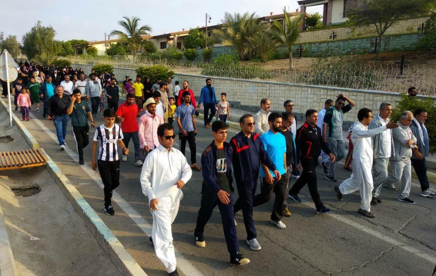 همایش پیاده روی خانوادگی به مناسبت هفته دفاع مقدس در چابهار برگزار شد
