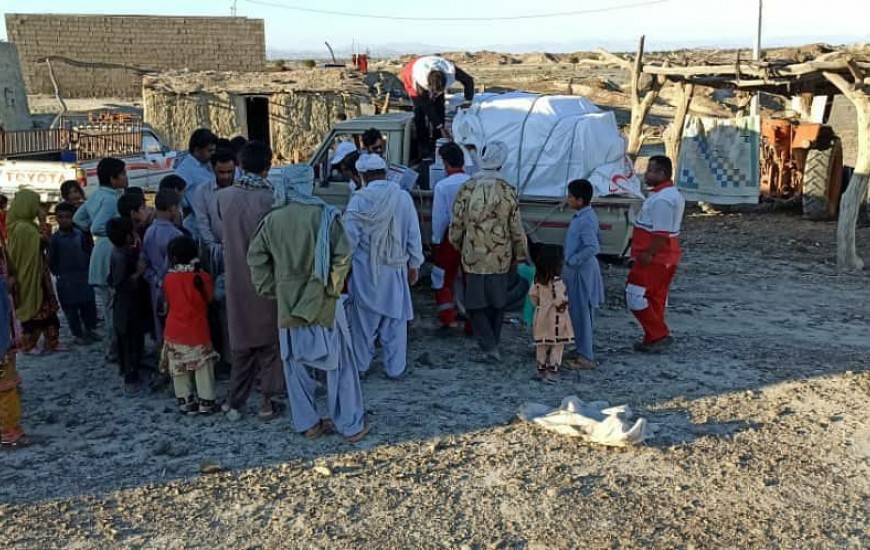 گزارش تصویری/ امداد رسانی هلال احمر چابهار به مناطق سیل زده