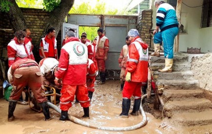 امدادرسانی هلال‌احمر به ١٠٣٣ سیل‌زده در ۵ استان