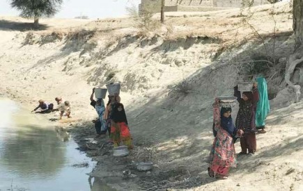 مردم روستانشین در حسرت قطره ای آب سالم، کنار دریای بیکران عمان/ رویای کودکان بلوچ پای هوتگ ها غرق در بی تفاوتی مسئولان می شود