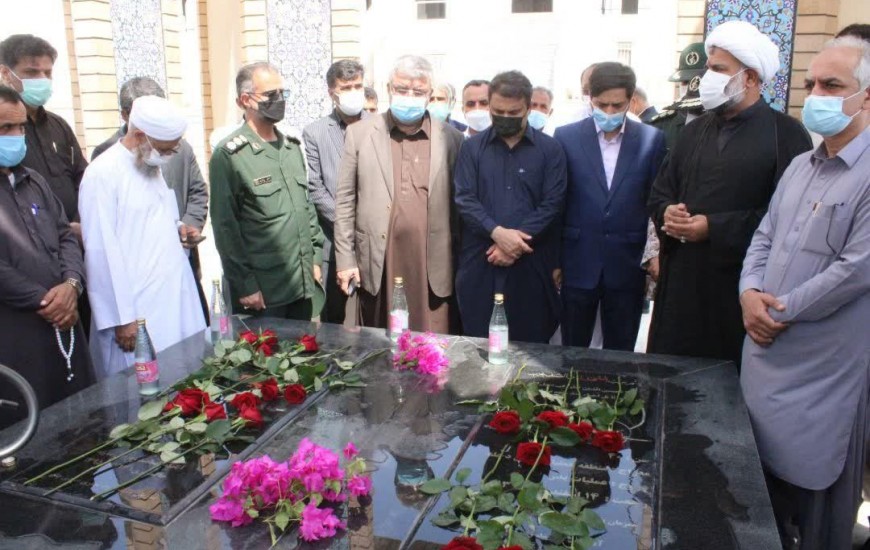 گزارش تصویری/ غبار روبی مزار شهدای شهرستان چابهار به مناسبت هفته دفاع مقدس