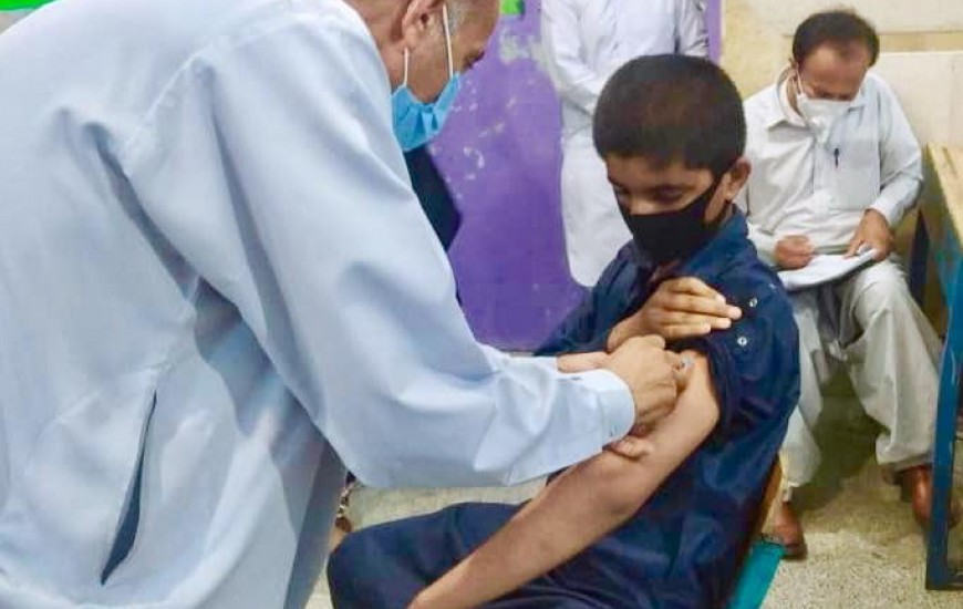 گزارش تصویری/ طرح ضربتی واکسیناسیون کرونا دانش آموزان بالای ١٢ سال در شهرستان قصرقند