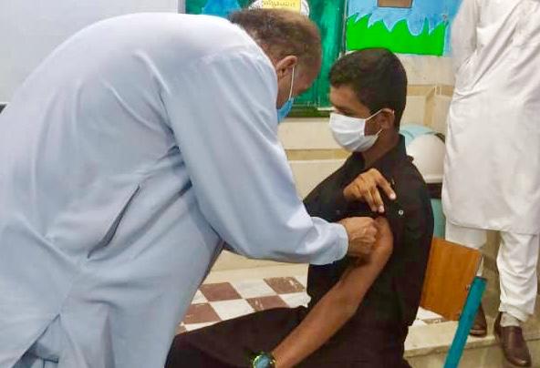 طرح ضربتی واکسیناسیون کرونا دانش آموزان بالای ١٢ سال در شهرستان قصرقند
