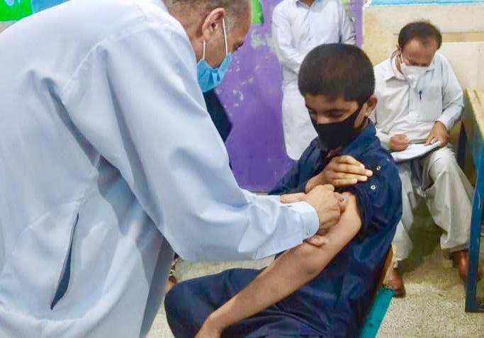 طرح ضربتی واکسیناسیون کرونا دانش آموزان بالای ١٢ سال در شهرستان قصرقند